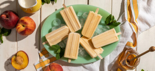 Helados de crema y melocotón