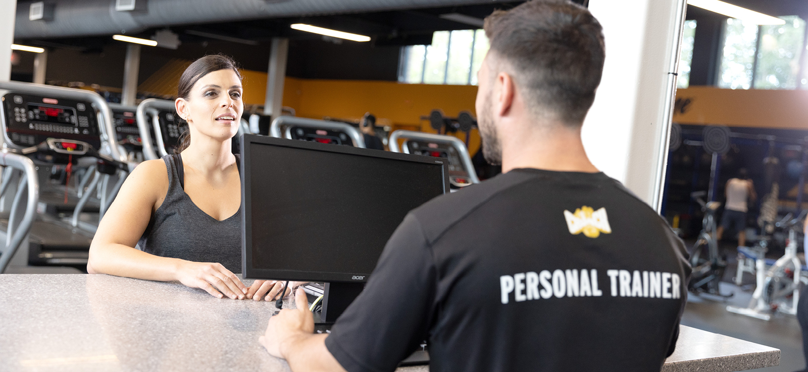 crunch personal trainer with client